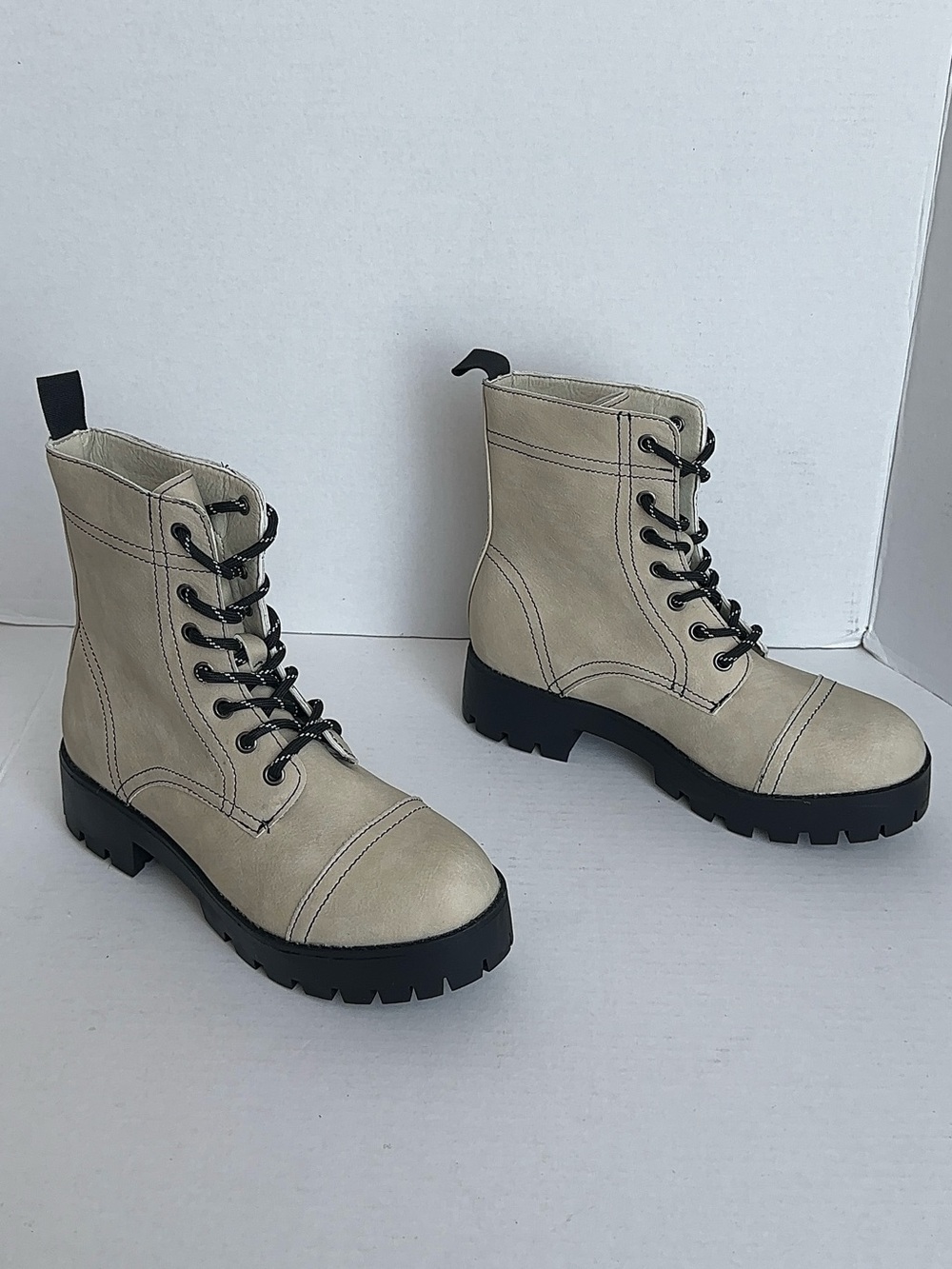 Seven7 Jodi woman’s Combat Boots Cream Stone Black Lug Sole NWT Sz 8